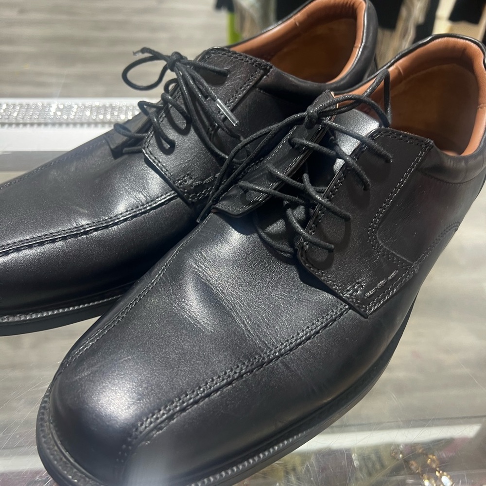 Men’s size 10.5 leather shoe.